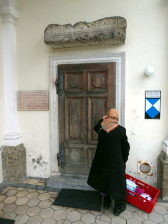 Der über dem Sakristeieingang eingemauerte römische Grabstein ist ein Hinweis auf die geschichtliche Bedeutung von Seekirchen.