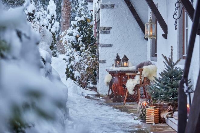 Im Winter vor dem Haus