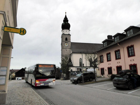 Die Haltestelle für die Rückfahrt liegt strategisch günstig in der Ortsmitte von Seekirchen.