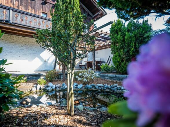 Kleiner Teich vor dem Haus