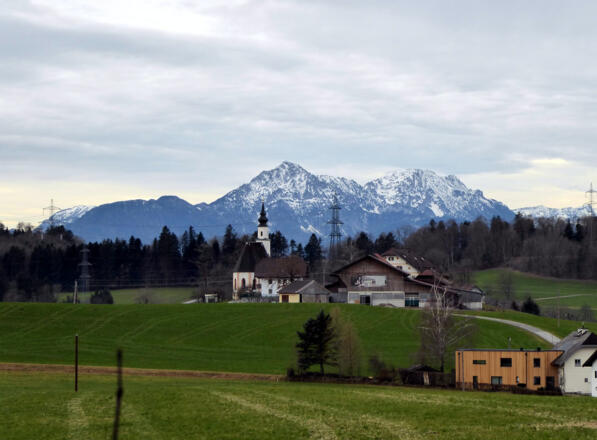 Die Mühlberg-Kirche mit dem Hochstaufen im Hintergrund liegt einige Minuten abseits des Weges.