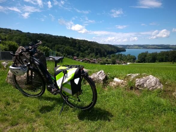 Fahrradpause in Gebertsham mit Blick über den Mattsee