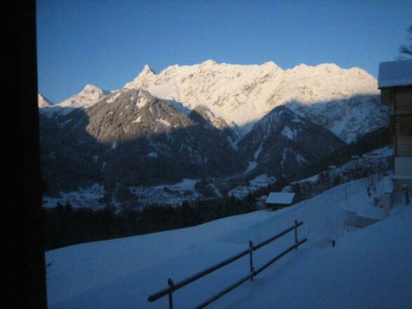 Blick zur Zimba mit Steinwand