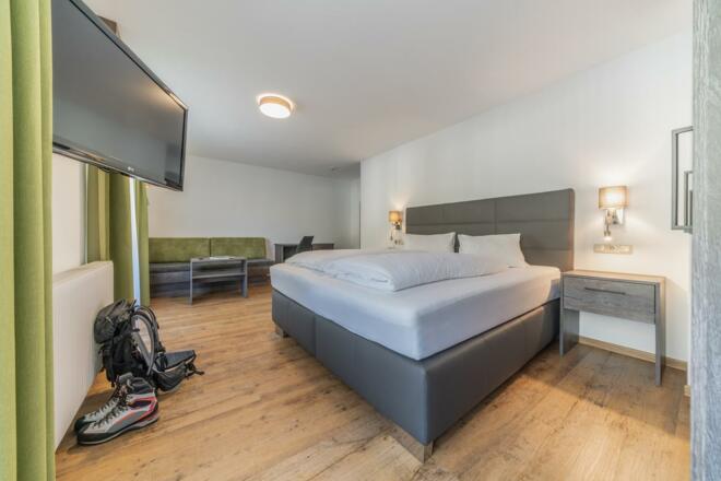 Zimmer neu mit Westbalkon und Couch-3