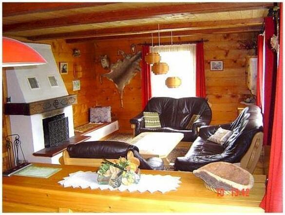 Wohnzimmer mit offenem Kamin