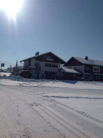 Winter mit Bergen und Hausansicht