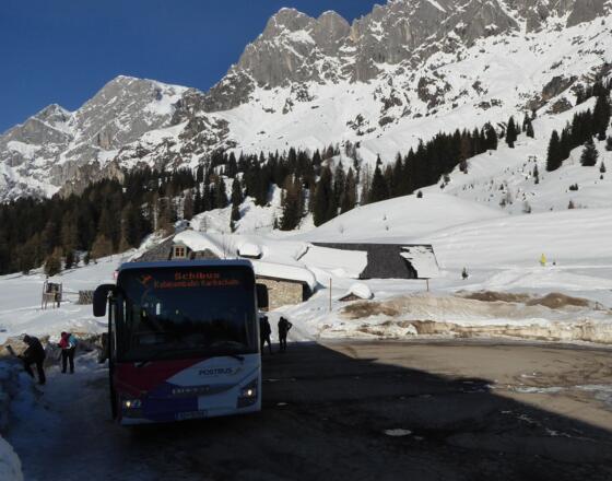 Die Endhaltestelle Arthurhaus eröffnet gleich beste Aussichten auf die Rinnen unter der Mandlwand.