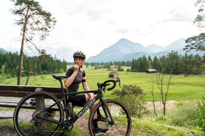 Eine kleine Pause auf einer Bank mit Blick auf weite Wiesen und Wälder in der Zugspitz Region.