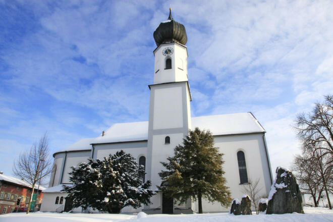Pfarrkirche mit Himmel