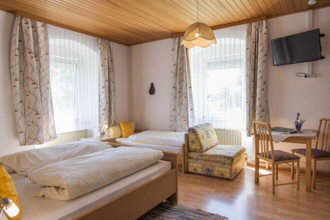 Sonnenhut Dreibett Zimmer