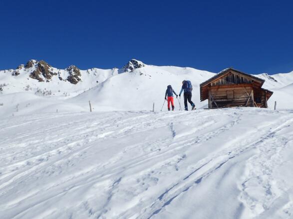 Bei der letzten Hütte im Kar