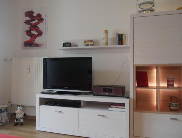 Wohnzimmer mit Kabel- TV, Mediacenter, WLAN-Router
