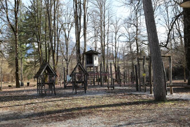 Kinderspielplatz mit Holz und Seilgerüsten