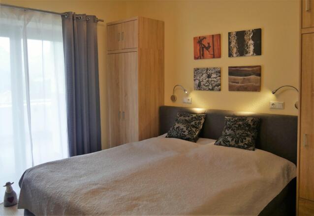 Schlafzimmer mit Boxspringbett