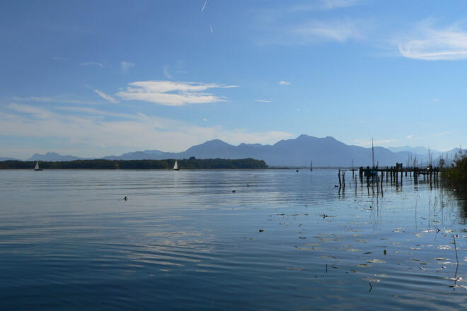 chiemsee-alpenland-tourismus-chiemsee-blauer-himmel-