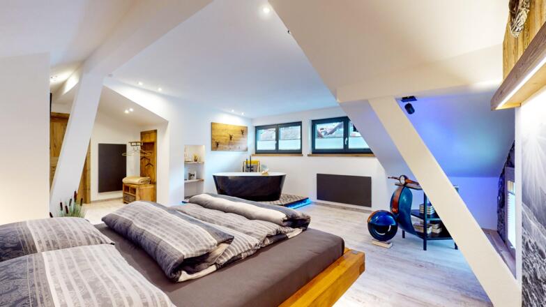 Schlafzimmer mit Whirlwanne