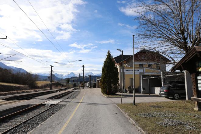 Bahnsteig mit Blick auf Spitzmauer und großen Priel