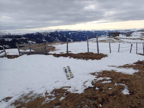 Am Tschaneck, im Hintergrund die Bergstation der Tschaneckbahn