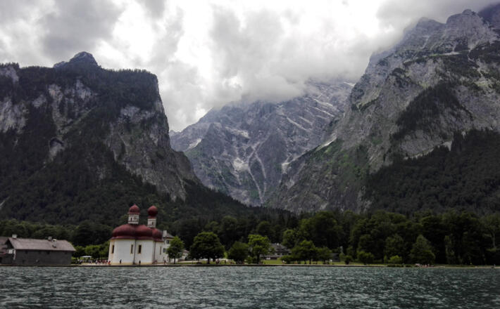 St.Bartholomä vor der Wolkenverhangenen Watzmann-Ostwand