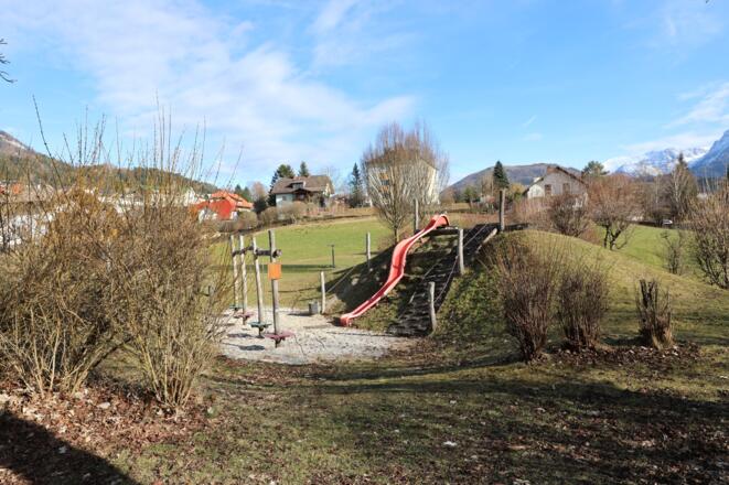 Hügel und Rutsche Spielplatz Windischgarsten
