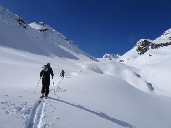 Oberhalb des Talbodens oberhalb von 2400 m