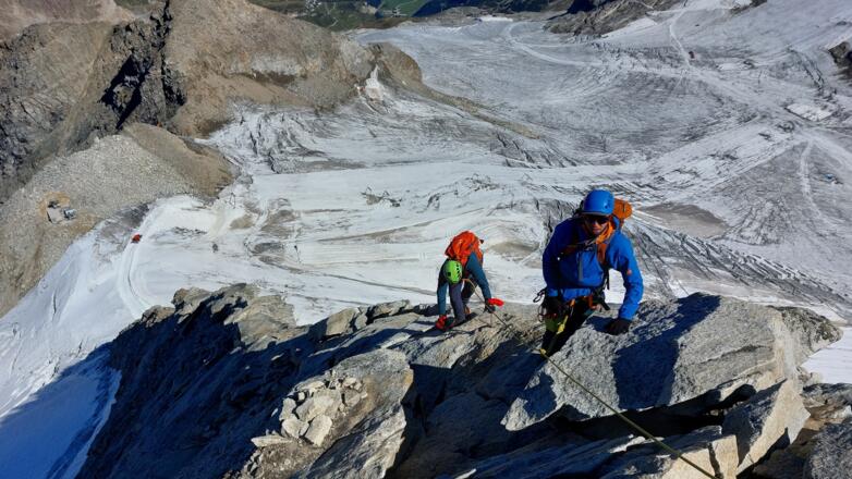 Am Nordgrat. Unten das Gletscherskigebiet Hintertux.