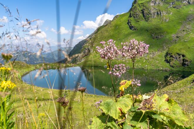 Blick auf den Schwarzsee an der Geländekante.