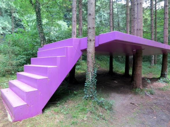Die schwebende Treppe von Alix Delmas ist ein weiterer Teil im Skulpturenpark Leube.