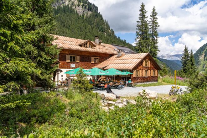 Am Waldrand versteckt liegt die Konstanzer Hütte.