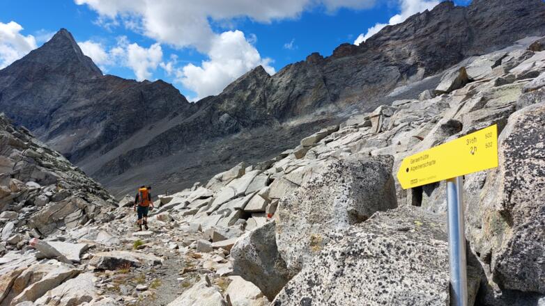 Der Rückweg über die Alpeinerscharte (mitte-links) zieht sich.