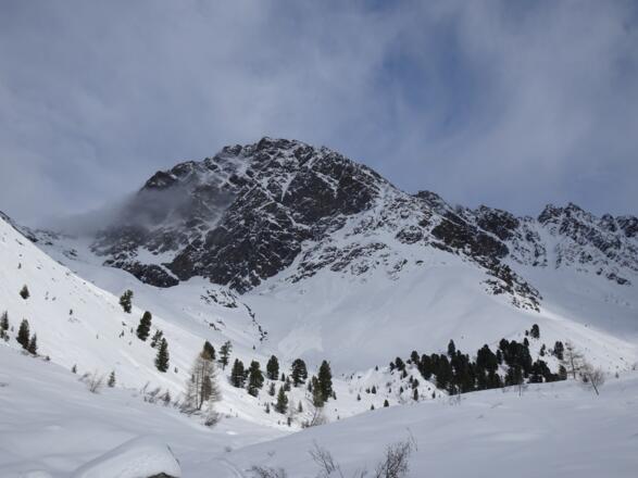 Rückblick vom Talboden der Verpeilhütte zu den Abfahrtshängen unterhalb des Westlichen Sonnenkopfes
