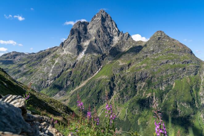 Im Aufstieg zum Kuchenjoch schweift der Blick hinüber zum imposanten Patteriol.