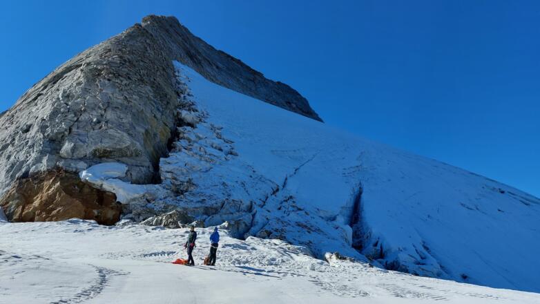 In der Wildlahnerscharte. Knapp 200 m (Strecke) geht's über den "Großen Eisbuggl", dann links hinaus auf den Grat.