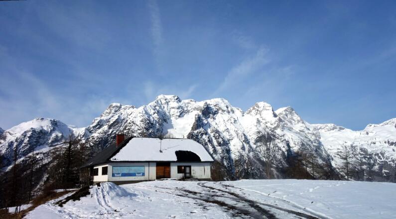 Berghaus 1159m der ehem. Piste mit Totem Gebirge, rechts vorbei.