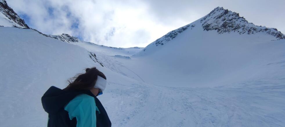 in einer Schleife um den Felsriegel. Der Gipfel ist noch nicht sichtbar