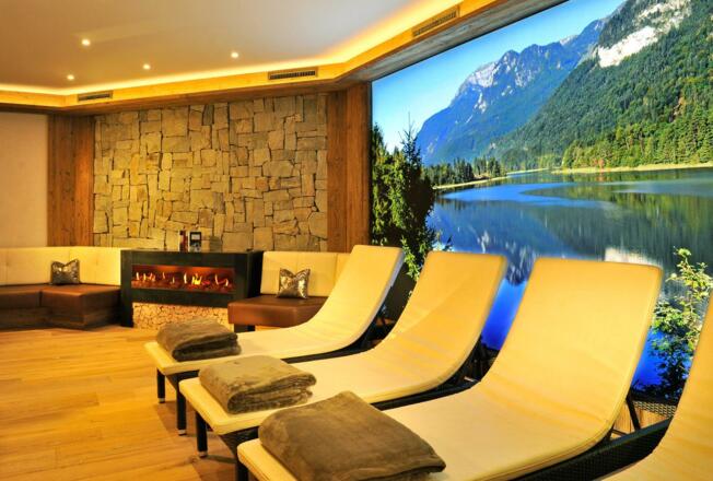 Wellnessbereich mit Blick auf See