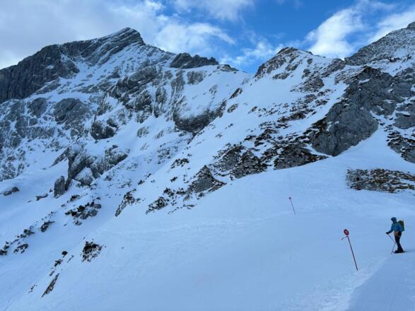 Zustieg über die Skipiste mit Schneeschuhen oder Tourenski