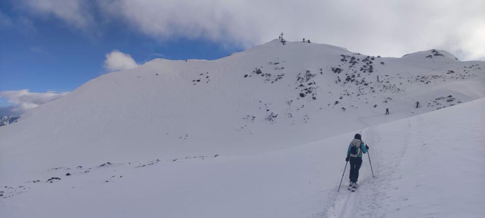 Aufstieg im Bild rechts, Abfahrt steil links