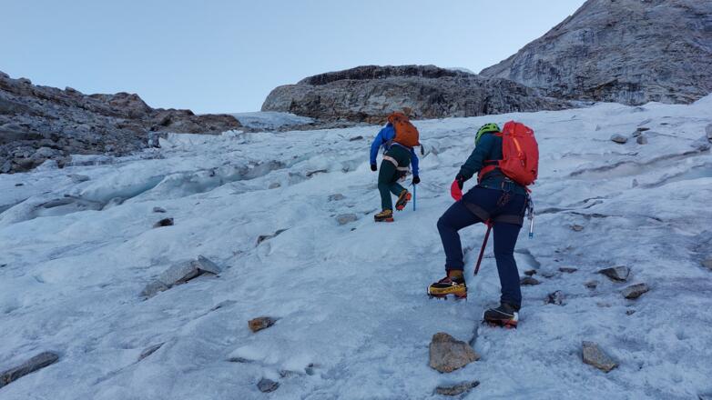 Ca. 30° steil, ca. 100 hm, dann ehestmöglich nach links in die Felsen. Steigeisen anlassen, da diese im zweiten Gletscherteil gleich benötigt werden..