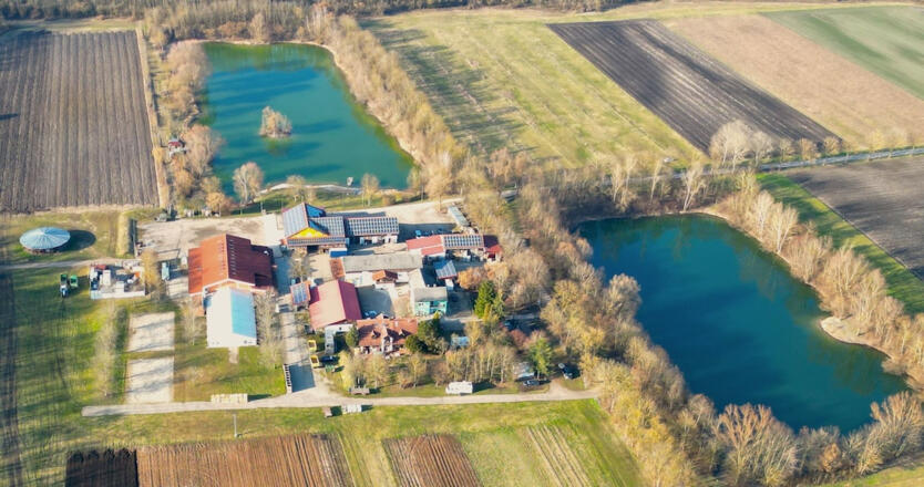 Luftaufnahme vom Hausler-Hof mit See
