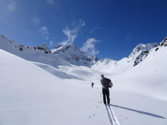 Flacher Talboden mit Verpeilspitze und Verpeiljoch (rechts)