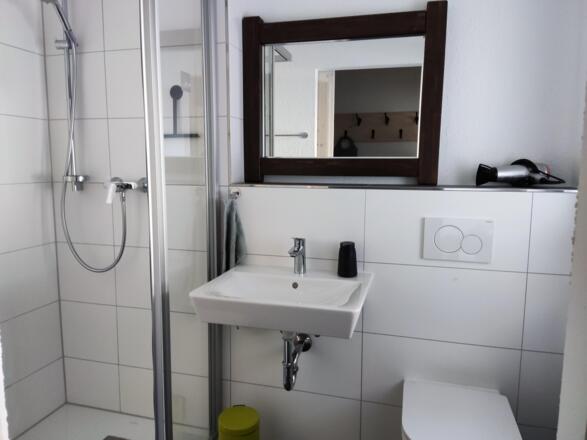 Bad mit Dusche im EG