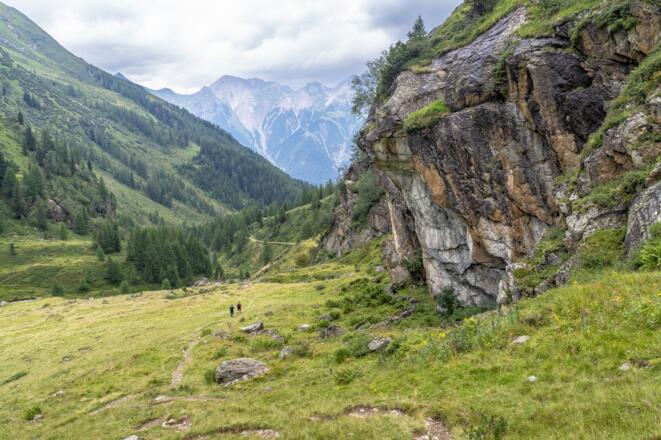Pittoresker Abstieg durch das Malfontal nach Pettneu am Arlberg.