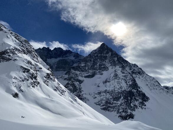 Wildes Ambiente mit dem Hängegletscher der Verpeilspitze und Schwabenkopf