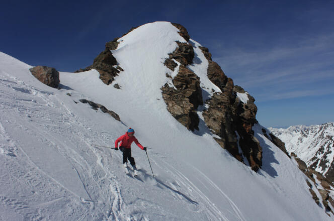 Abfahrt am steilen Gipfelhang