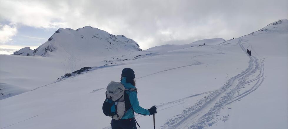 Der Gipfel wird in einer großzügigen Schleife erreicht