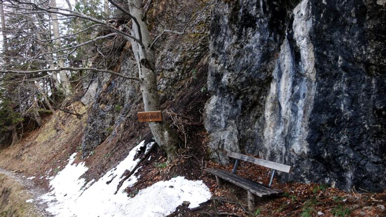 Opferstock ~1310m mit Bankerl an der Felswand