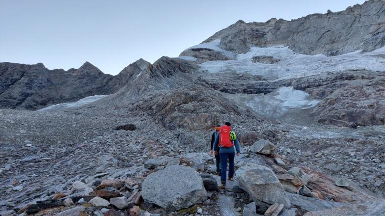 Zustieg Wildlahnerscharte. Oben der nun geteilte "Eisbuggl". Unter der augeaperten Felswand quert man nach links. Abstand halten!