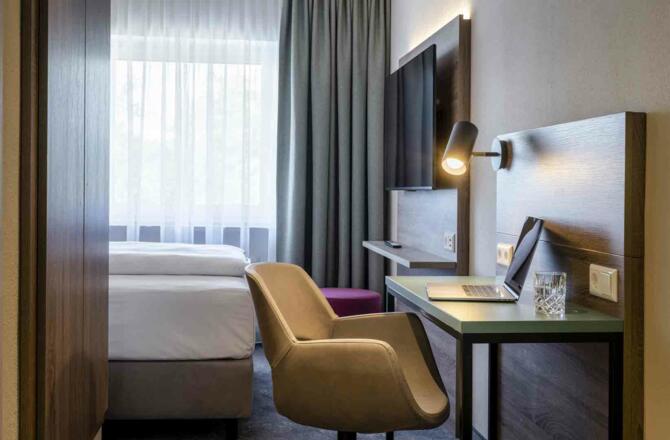 Zimmer mit Schreibtisch und Fernseher im Boutique Hotel Erb