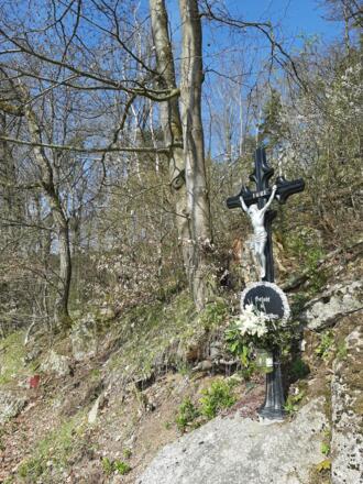 Eines der Kreuze, die immer wieder entlang des Weges stehen.
